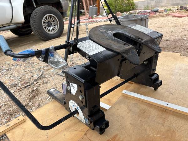 Fifth Wheel Kingpin Hitch 1