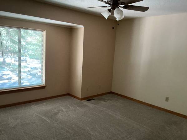 $1,600 / 2br - 1200ft2 - 2 rooms in 3 bed apartment available immediately (Pelham, NH)63931653359747124