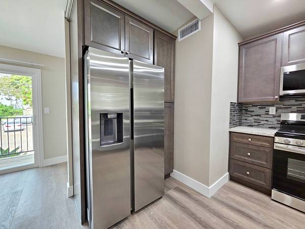 $4,495 / 4 habitaciones - 1725 pies² - ¡Terraza con vista al club! ¡HOGARES REFORMADOS EN CHULA VISTA!!! ¡Patios privados! (Chula Vista)63841344147715122