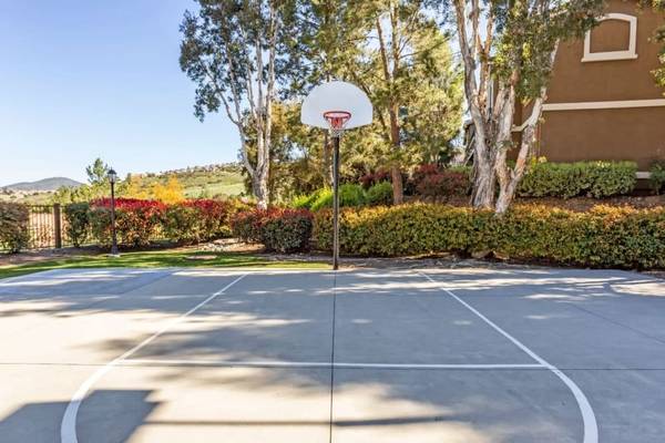 $3,087 / 2br - 998ft2 - Casa club con cocina y zona de salón, microondas, 2H/2B (11600 Compass Point Dr N, San Diego, CA)63663973520769123
