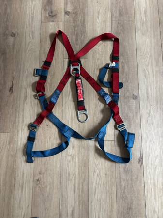 Fall arrest safety harness 1
