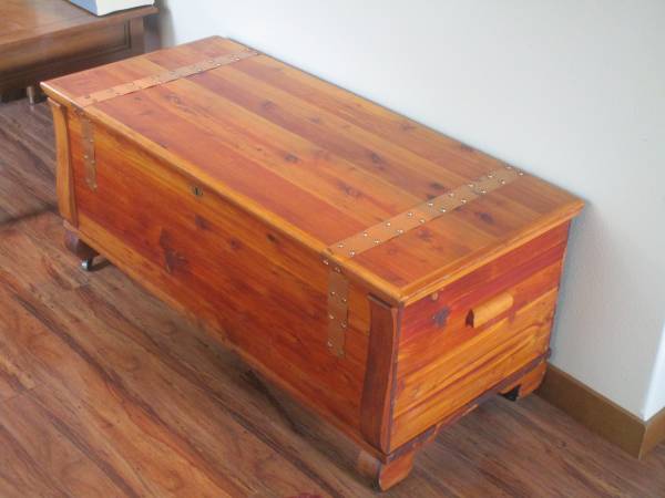 Cedar chest (great condition-great aroma) 1