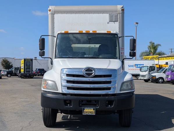 2015 Hino 268 - Photo 3