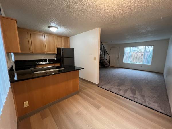 $1,315 / 2br - 758ft2 - Security Deposit Special! 2 Bedroom Townhouse! WSG Included in Rent!63831465196161120