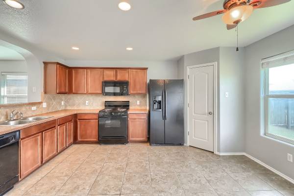 $1,900 / 3br - "Gorgeous 3-Bed with 2 Full Baths near Tesla - 1322 Sq Ft of Comfort!"64046032089729122