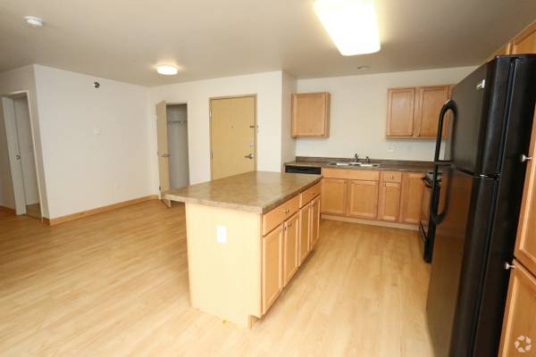 $1,095 / 2br - 979ft2 - Walk-in Closet, Modern Layout / Architecture, 2bd 1ba (705 E Highland Dr, Williston, ND)63825721770755123