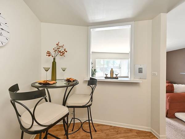 $1,315 / 2br - 890ft2 - Siempre fresco. Siempre original. (1610 Sunset Ave, Waukegan, IL)63846717224451123