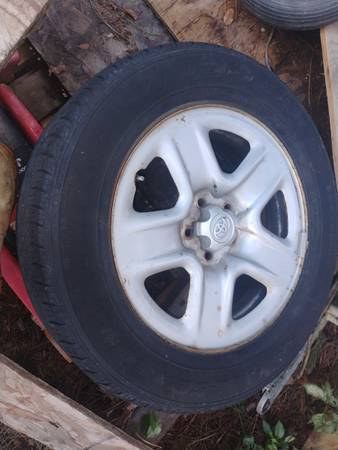 17" Toyota Rim with center cap and tire 265/65/17 1