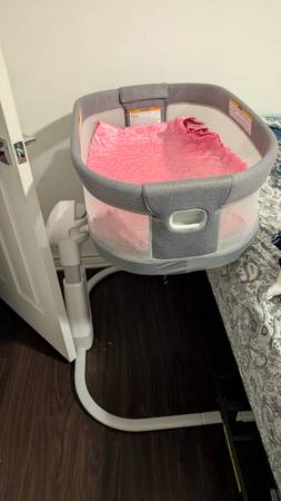 Graco DreamMore Deluxe Bedside Bassinet 1