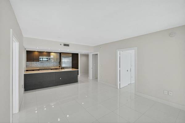 $4,200 / 2br - 1111ft2 - Fab Split Floorplan 2bd with Stunning Finishes! (500 Brickell- Brickell)64001848717314123