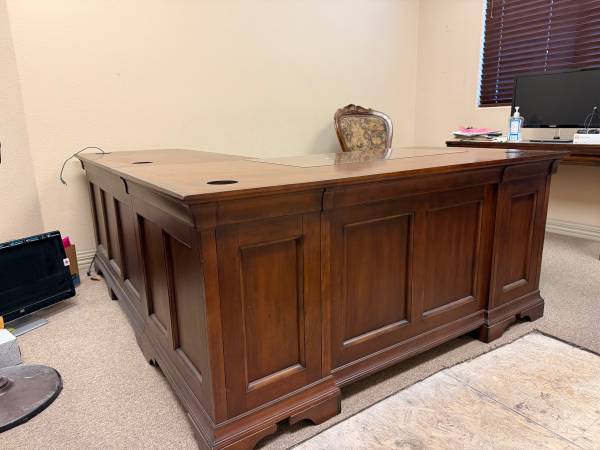 Office desk 1