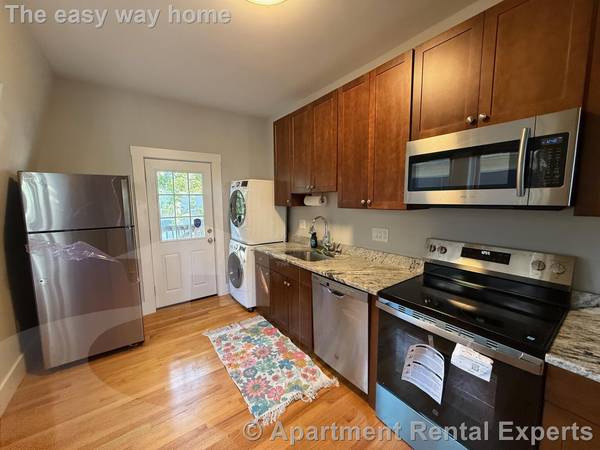 $2,500 / 2br - --- Top Floor 2 Bed -- Laundry in Unit -- Deck -- November (Medford \ Magoun Sq.)63996545540098120