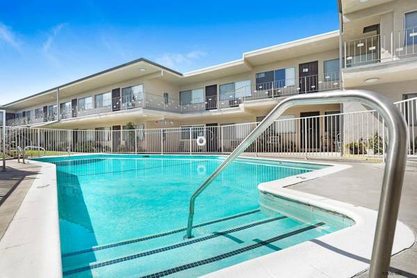 $2,350 / 2br - 950ft2 - Encimeras de granito + pisos de tablones de vinilo + 2 dormitorios en N. Hollywood (NoHo)63701092944771121