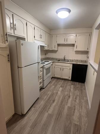 $1,950 / 1br - 700ft2 - STONEHAM--1 HAB--PATIO~CALEFACCIÓN/AGUA CALIENTE INCLUIDOS!!!--128/9363996692863107120