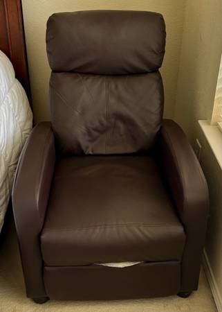 Incredibly comfortable recliner, smooth operation 1
