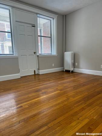 $2,295 / 1br - *SIN COMISIÓN* Unidad completamente renovada en el primer piso con porche, cerca del T *AHORA * (Brighton)63699333501185124