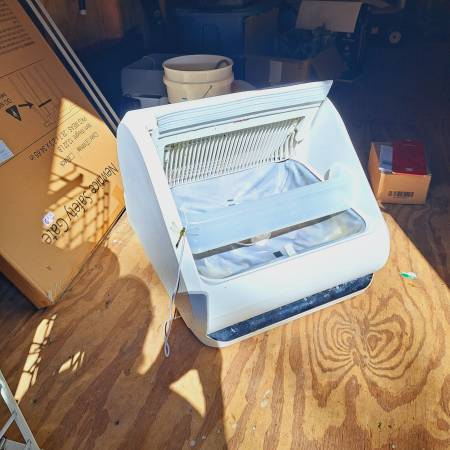 Self cleaning litter box 1