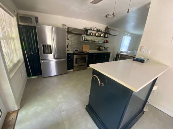 $2,000 / 1br - 800ft2 - Cabaña independiente en la fila de antigüedades, todo incluido. (Fila de antigüedades .downtown west palm beach)64051003884290123