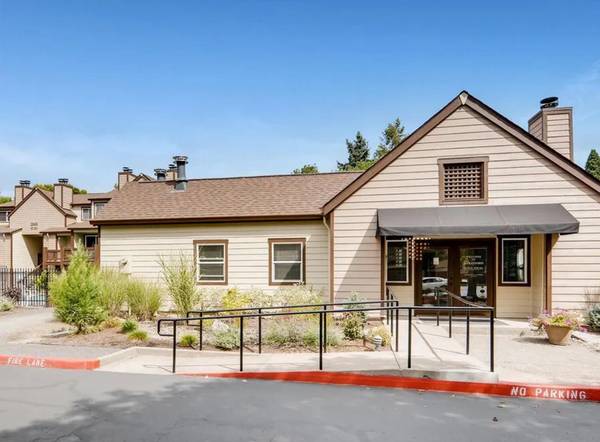 $1,750 / 2br - 50% OFF 1 MTH + Seasonal Pool, Jacuzzi, Spacious Closets, Fireplace (Beaverton)63870108830209123