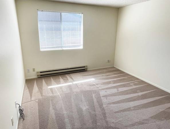 $1,300 / 2br - Single-Level Apartments + Laundry Hookup In-Unit - Two Bed (Salem on Browning Ave)63660428917633122