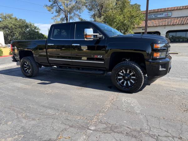 2018 Chevrolet Silverado 2500HD Duramax - Photo 2