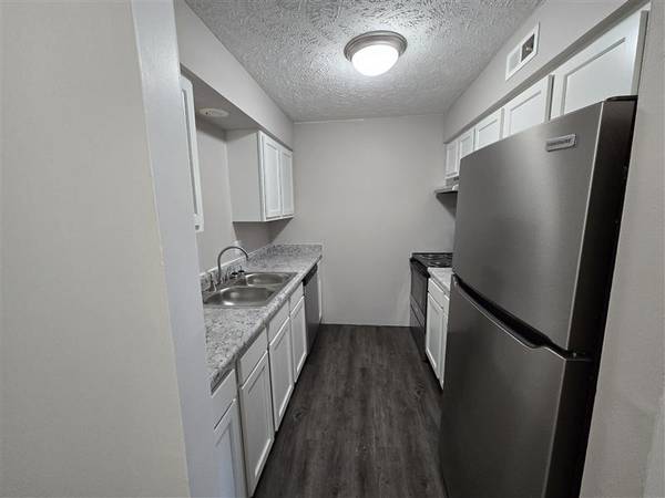 $1,490 / 3br - 1350ft2 - Spacious 3BD | Poolside Living + Pet Friendly + On-Site Laundry! (10905 North Mill Court, Omaha, NE)63681713925377120