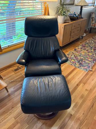 Ekhornes large Leather Stressless Recliner with Ottoman 1