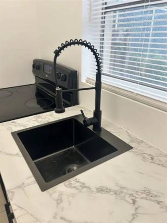 $800 / 1br - Freshly painted in crisp white, this luminous efficiency, attached to main house (Hallandale)64051004306433124