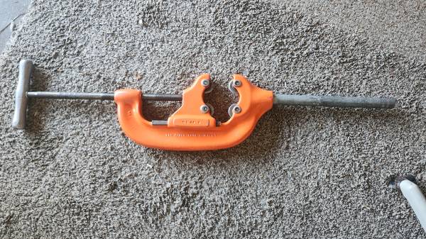 Ridgid 44-S Heavy-Duty 4-Wheel Pipe Cutter 1