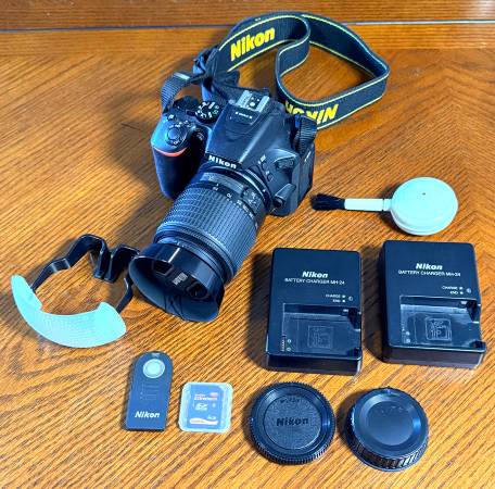 Nikon D5600 DSLR Kit W/ 55-200mm VR- Extras- Mint 1