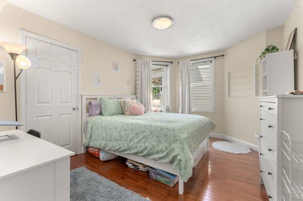 $3,600 / 3br - Nice spacious 3 bed 2 bath in Brighton w/ parking available!! (Brighton)63802096998147124