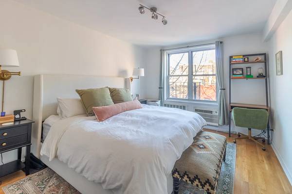 $2,165 / 1 dormitorio - hermoso, amplio y renovado apartamento de 1 dormitorio en 350 Bleecker (West Village)