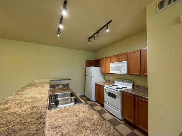 $1,799 / 3br - 1496ft2 - 3 bedroom #202 1 Month Base Rent Free/Credited App and Admin Fees (Asheville)64029374235778120