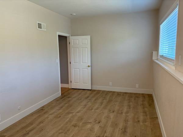 $2,000 / 1br - 950ft2 - Very Large 1 bedroom In-law apt in Emerald Hills, new flooring, no oven (Redwood City)63834323242497122