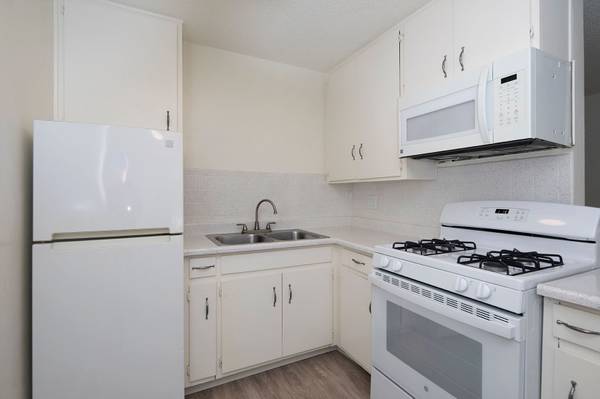 $1,895 / 1br - 500ft2 - Beautiful 1x1 in Perfect location, Pool views, Air Conditioner! (San Diego)63819204914049124
