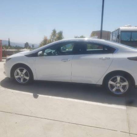 2017 Chevy Volt - Blanco - 74k millas - Muy bueno - $11,999 (Glendale, Pasadena, Valle de San Gabriel)63615999718531120