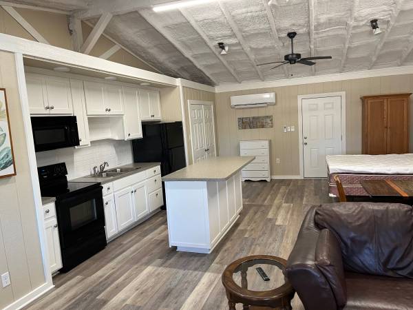 $1,250 / 1br - Efficiency Apartment (Cedar Creek)64046033099779121