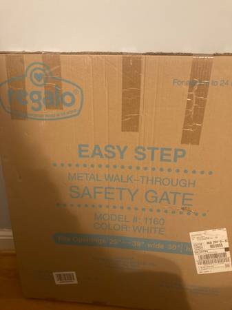 baby gate, never used, still in box 1