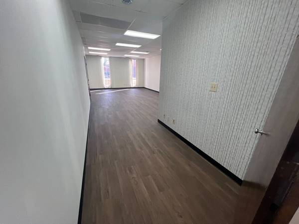 $1,550 / 534ft2 - 534 sqft Large single room office/salon suite w/ 2 wndw & water hookup (Athens)63792092592643123