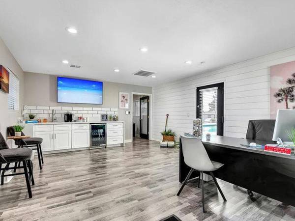 $1,225 / 2br - 940ft2 - Hermosas áreas verdes, pisos con estilo de madera, mantenimiento en el lugar63907028856067120