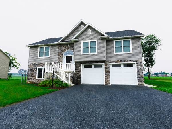Spacious 3 Bed, 3 Bath Single Family Home in Shippensburg, PA - $2700 1
