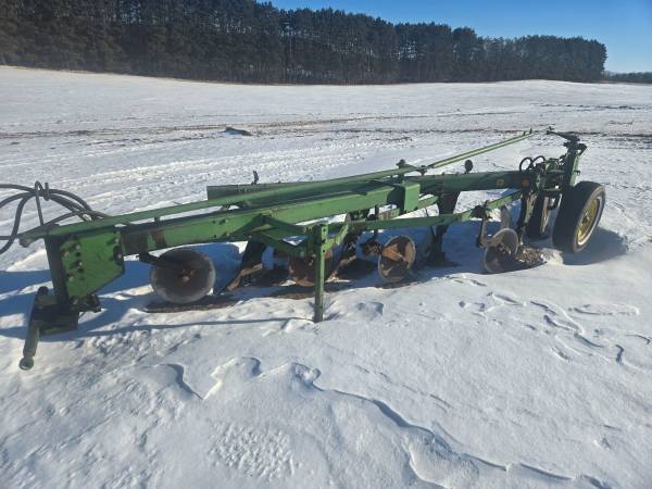 JOHN DEERE 4/18 Plow 1
