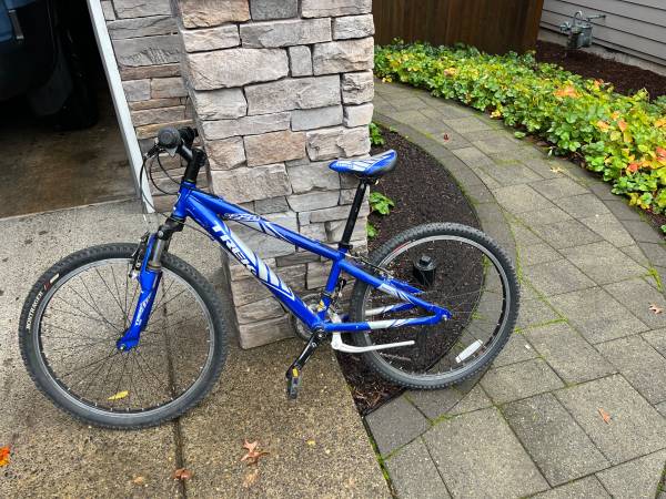 Trek MT220 Boys Mountain Bike 1