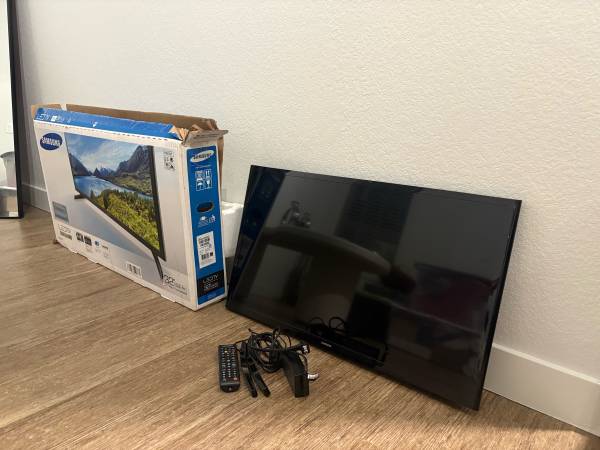 Samsung 32” LED TV with Remote and Original Box 1