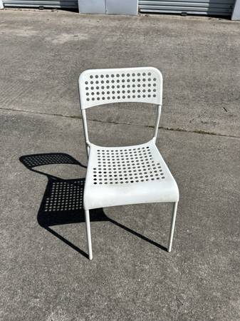 Single simple plastic chair 1