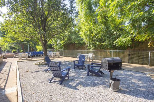 $1,249 / 1hab - 650 pies² - 1 habitación 1 baño renovado cerca de Belmont Blvd - ¡Tarifas reducidas y 1 mes de alquiler gratis! (Belmont Blvd/Gale Lane)63673250571011121