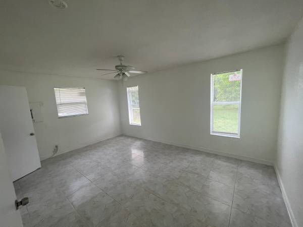 $1,500 / 1br - Beautiful 1 bed 2 bath unit with patio and yard (Hollywood)63768532752131121