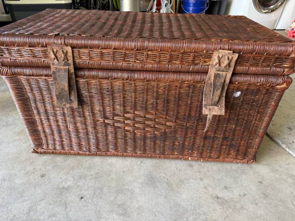 Free Wicker Storage Chest 1