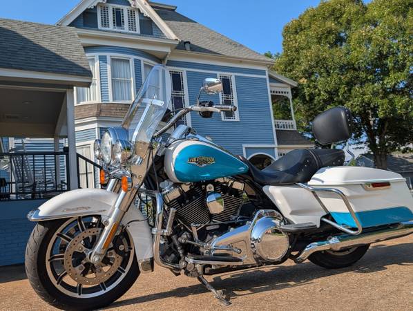 WOW 42 MPG!!! 2016 Harley Davidson ROAD KING FLHR near MINT condition