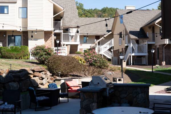 $1,900 / 670ft2 - Spacious Studio (Shelton)64010331860353123